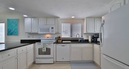 Penthouse/ NON drive zone on beach/ Panoramic views of the Ocean