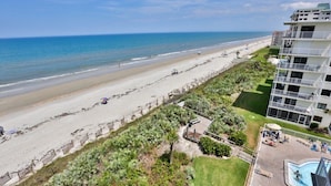 Ein Strandhotel mit Pool, direkt am Strand und mit Blick auf den Ozean.