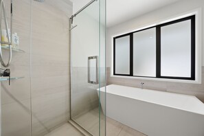 Baignoire, séchoir à cheveux