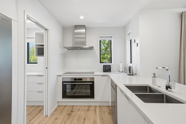 Fridge, microwave, dishwasher, toaster - Rolki House - Hanmer Springs Holiday Home (Hanmer Springs)