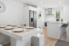 Fridge, microwave, dishwasher, toaster - Rolki House - Hanmer Springs Holiday Home (Hanmer Springs)
