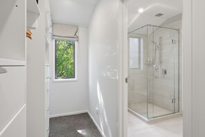 Baignoire, sĂšche-cheveux