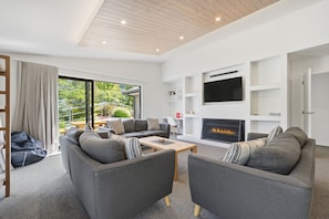 TV, Netflix, streaming services - Rolki House - Hanmer Springs Holiday Home (Hanmer Springs)