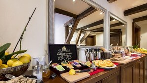 En frukostbuffé med ett varierat utbud av mat, en presentförpackning från Harney & Sons och en citruspress.