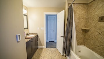 Ensemble douche/baignoire, sèche-cheveux, serviettes fournies, savon