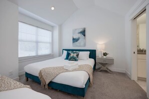 3 bedrooms, desk, iron/ironing board, travel crib - 10 Mins To Broadway - Pet-Friendly Escape (Nashville)