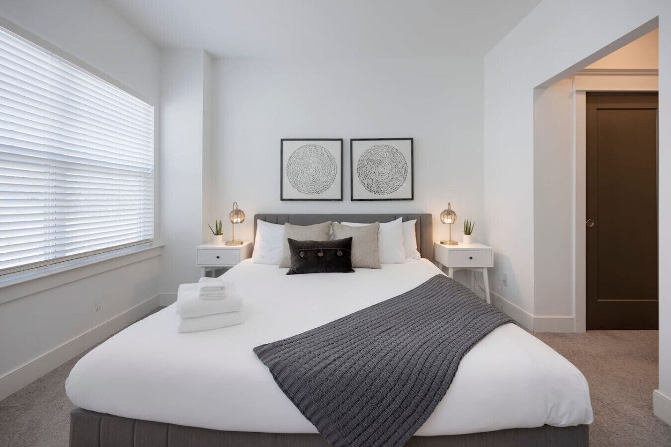 3 bedrooms, desk, iron/ironing board, travel crib