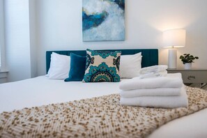 4 habitaciones, escritorio y tabla de planchar con plancha 