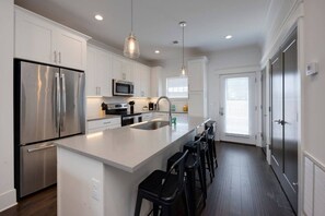 Fridge, microwave, oven, stovetop - 10 Mins To Broadway - Pet-Friendly Escape (Nashville)