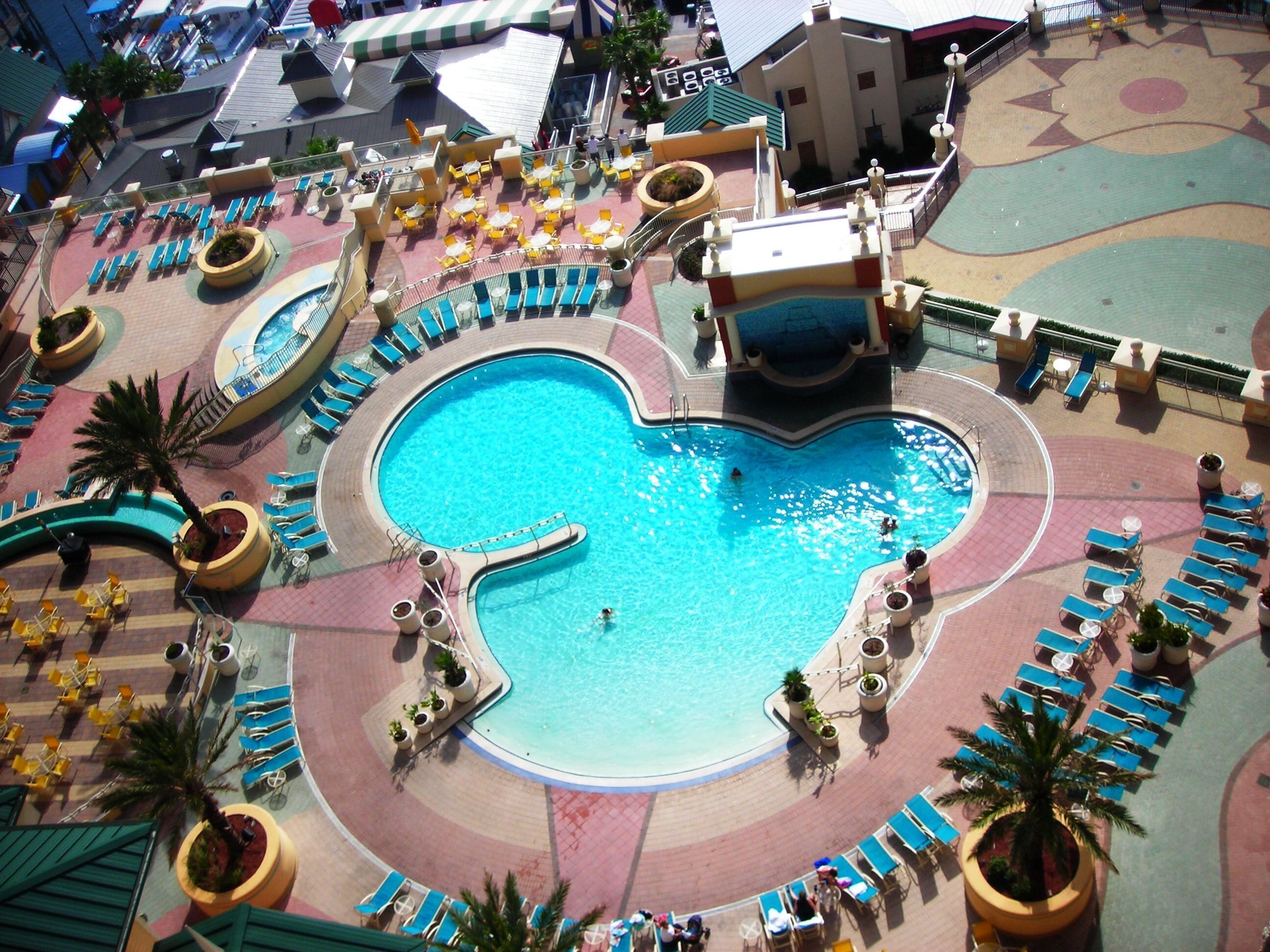 Piscine couverte, piscine extérieure