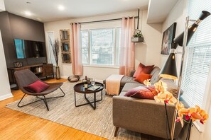 Smart TV, books - The Inn at Newton Highlands, boutique apartment-hotel (Newton)