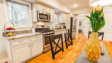 KylskÄp, mikrovÄgsugn, ugn och spishÀll