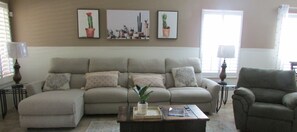 Smart-TV, DVD-Player, Bücher, Stereoanlage