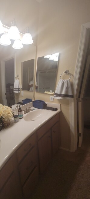 Tina con regadera, secadora de cabello, toallas, jabón 