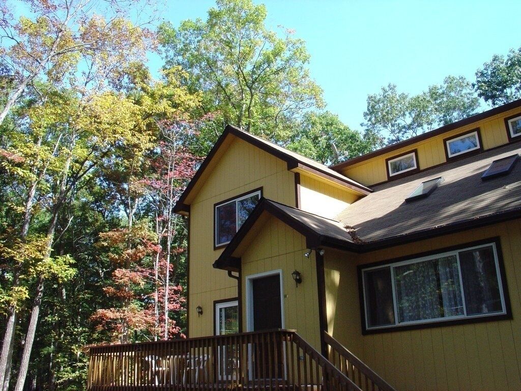 Spacious 4 bdrm w/sauna, pool table, Roku TV & Wi-Fi 