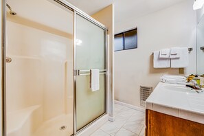 Towels - Unique retreat near the lake w/game room, two spacious decks, WiFi - 2 dogs OK (Groveland)