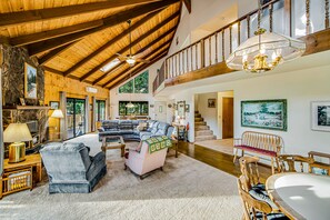 Een televisie, een dvd-speler, een tafeltennistafel en boeken