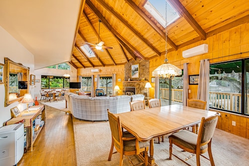 Unique retreat near the lake w/game room, two spacious decks, WiFi - 2 dogs OK