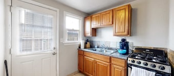 Convenient One bedroom with king bed near DIA