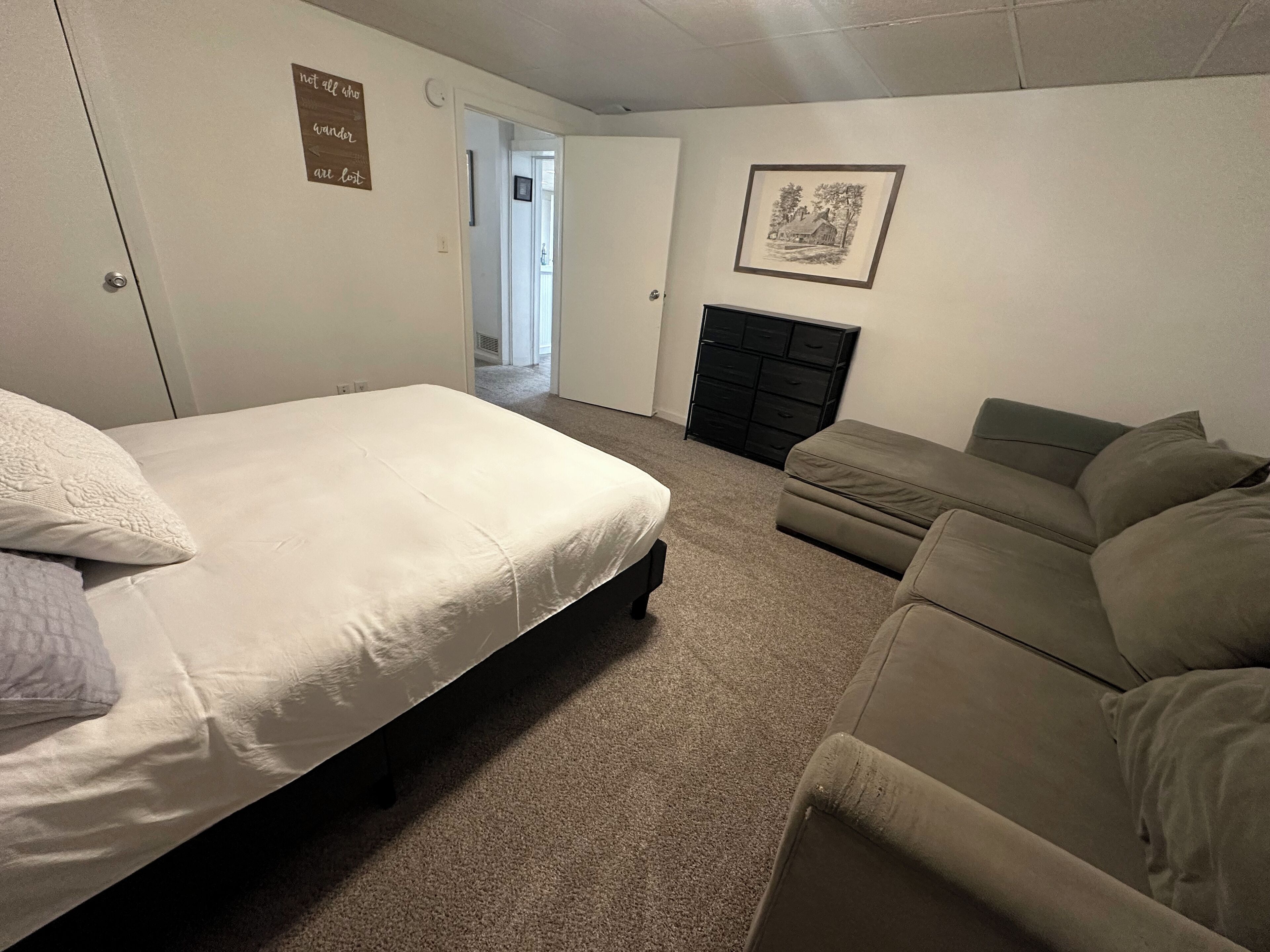 2 slaapkamers, een bureau, een strijkplank/strijkijzer, gratis wifi