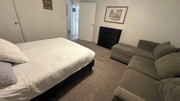 2 soverom, skrivebord, strykejern/-brett og wi-fi (inkludert)