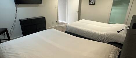 2 makuuhuonetta, työpöytä, silitysrauta/-lauta, ilmainen Wi-Fi