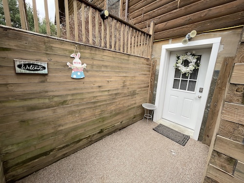 Lower level apt in Spectacular Log Home Estate 