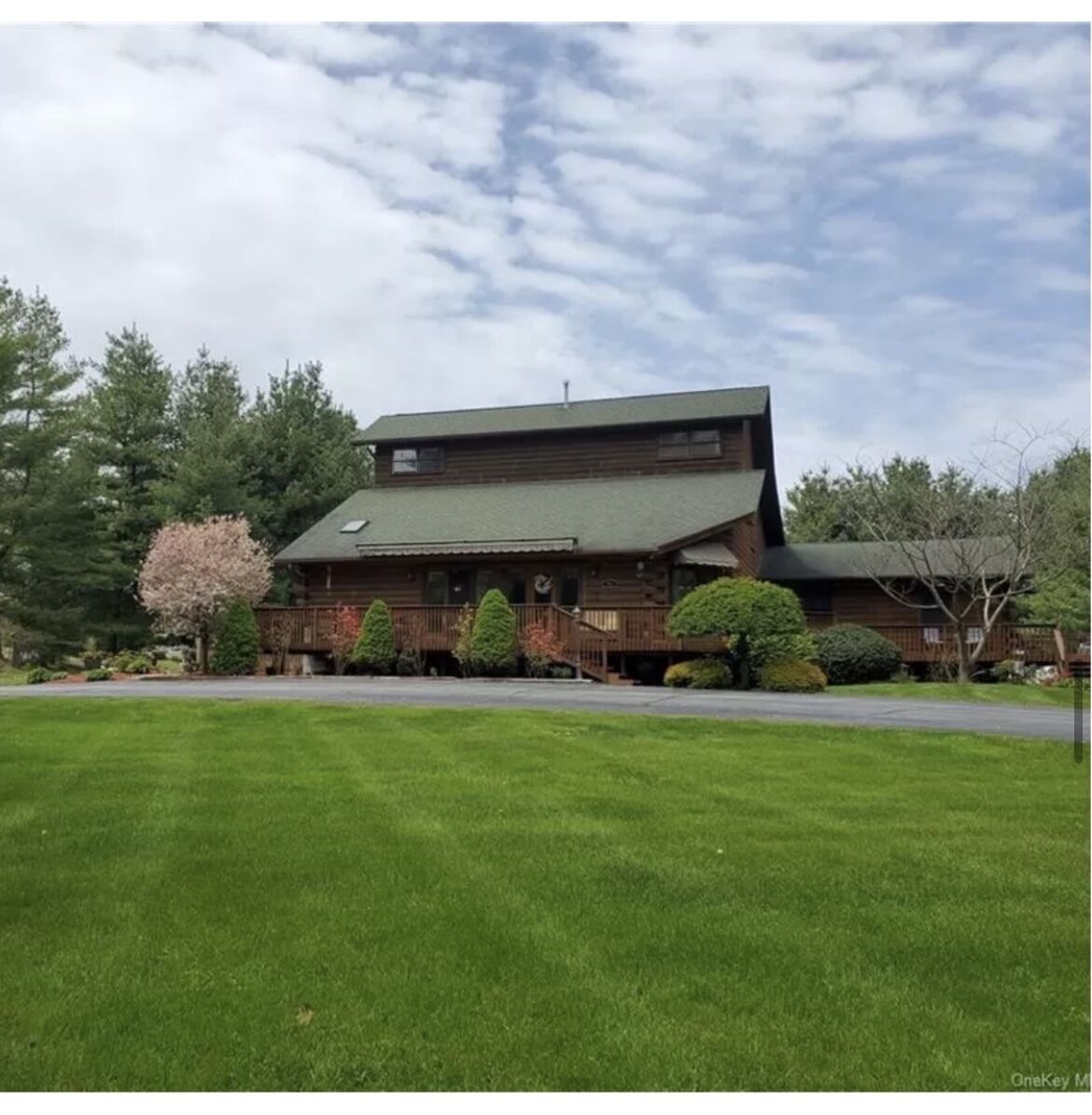 Lower level apt in Spectacular Log Home Estate 