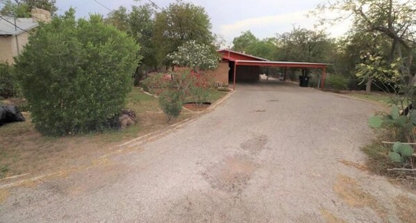 Property grounds - Comfortable and Secluded Home in Quiet Area (Eagle Pass)