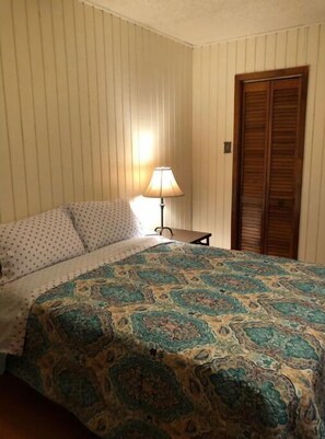 2 bedrooms, iron/ironing board, free WiFi, bed sheets - Comfortable and Secluded Home in Quiet Area (Eagle Pass)