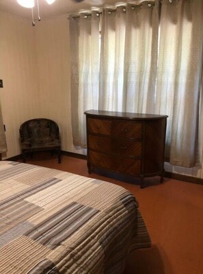 2 bedrooms, iron/ironing board, free WiFi, bed sheets - Comfortable and Secluded Home in Quiet Area (Eagle Pass)