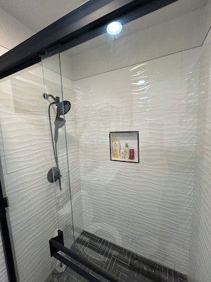 Douche, serviettes fournies, savon, papier toilette