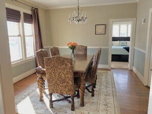 Dining - Hot Tub and Private Pool, 7 Bedroom, 4 Bathroom Home. Sleeps 16 comfortably. (Warrenton)