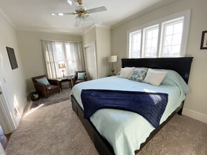 7 bedrooms, desk, iron/ironing board, free WiFi - Hot Tub and Private Pool, 7 Bedroom, 4 Bathroom Home. Sleeps 16 comfortably. (Warrenton)