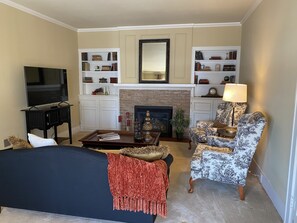 Smart TV, DVD player, printers - Hot Tub and Private Pool, 7 Bedroom, 4 Bathroom Home. Sleeps 16 comfortably. (Warrenton)