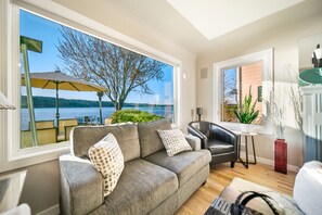 Smart-TV, Kamin, Stereoanlage