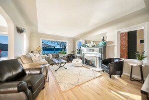 Smart TV, lareira, aparelho de som