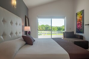 5 عدّة غرف نوم وخزنة داخل الغرفة وواي فاي وملاءات أسرّة