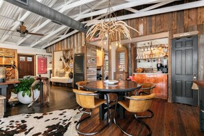 Dining - Glamping In Fredericksburg, Texas (Fredericksburg)