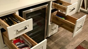 Eine Küche mit weißen Schränken, Holoszillen und einem eingebauten Backofen.