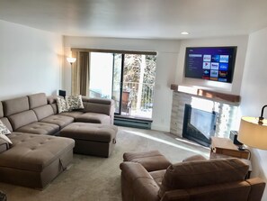 Televisión y chimenea 