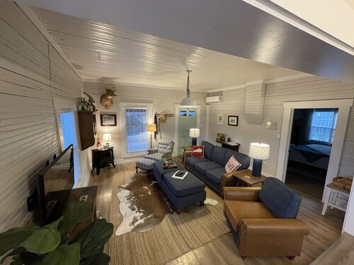 Bourbon Trail & Relaxing rural spot. Restored Farmhouse on 22 private acres.