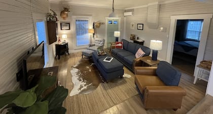 Bourbon Trail & Relaxing rural spot. Restored Farmhouse on 22 private acres.