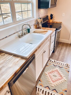 Réfrigérateur, four à micro-ondes, un four, surface de cuisson