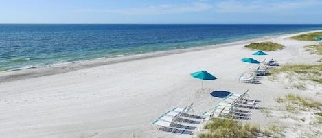 In Strandnähe, Liegestühle, Strandtücher