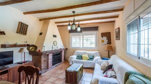 Tv, eldstad och ett bordtennisbord