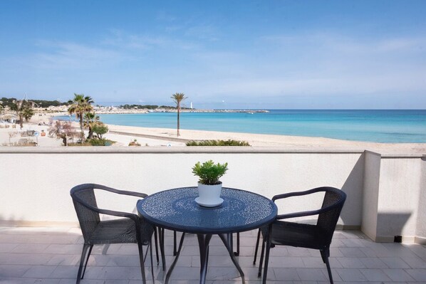 Outdoor dining - Blue house on the sea and very central. (SAN VITO LO CAPO)