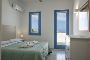 3 bedrooms, iron/ironing board, free WiFi, bed sheets - Blue house on the sea and very central. (SAN VITO LO CAPO)