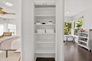 4 bedrooms, in-room safe, desk, iron/ironing board