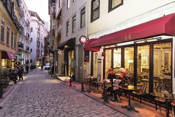 Outdoor dining - Meroddi Galata Mansion (Istanbul)